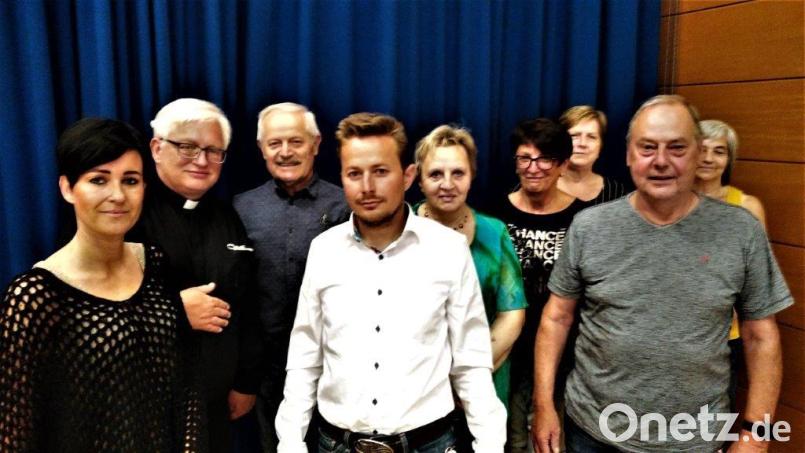 Die KAB St. Johannes spendet 800 Euro an die Ukrainehilfe und überreicht die Ernennungsurkunde an den neuen Präses Gottfried Schubach. Bild: Kunz