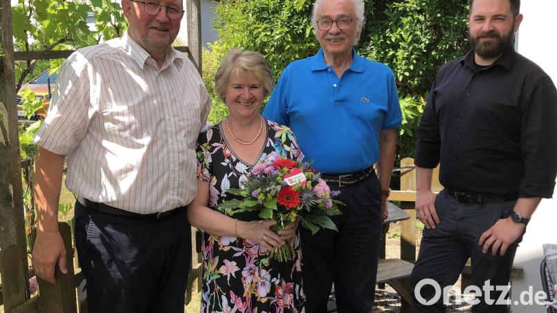 Gabi Fröhlich feiert ihren 70. Geburtstag. Der Vorsitzende des Museumsvereins, Bernhard Knauer (links), ist mit Vorstandsmitglied Oskar Schwarz (Zweiter von rechs) gekommen, um dem Gründungsmitglied des Vereins seinen Dank für die immerwährende Hilfe auszusprechen. Auch Bürgermeister Sebastian Dippold (rechts) gratuliert. Bild: knu