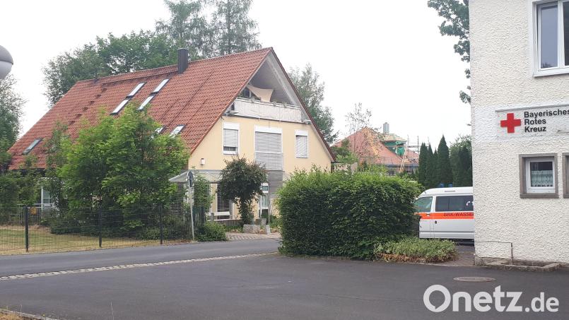 Gegenüber der BRK-Rettungswache ist das Medizinische Versorgungszentrum (MVZ) untergebracht (links). Die Stadt Waldsassen hat das MVZ-Anwesen inzwischen erworben und richtet dort in einem ersten Schritt provisorische Kinderbetreuungsplätze ein, bis das neue Kinderhaus am Stationsweg bezugsfertig ist. Bild: pz
