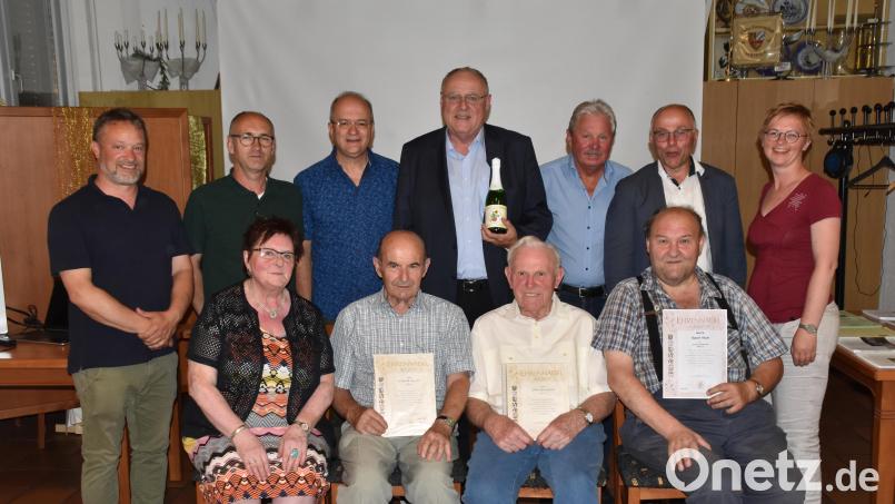Über die Würdigung des Obst- und Gartenbauvereins freuen sich folgende fünf Geehrte (vorne, von links) Christa Gschwendner-Hartung, Werner Wilzek, Josef Landgraf und Hubert Höcht sowie Lothar Höher (hinten, Mitte). Bild: hcz