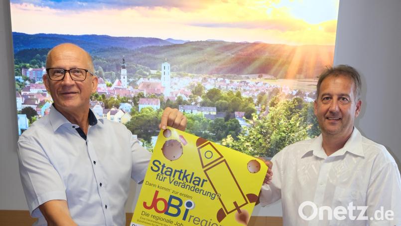 Sie organisieren die erste regionale Job- und Bildungsmesse (JoBi) am 28. Juni: Ise-Bildungskoordinator Peter Blendowski (links) und Rainer Liermann, Teamleiter Arbeitsvermittlung am Jobcenter Amberg-Sulzbach. Bild: usc