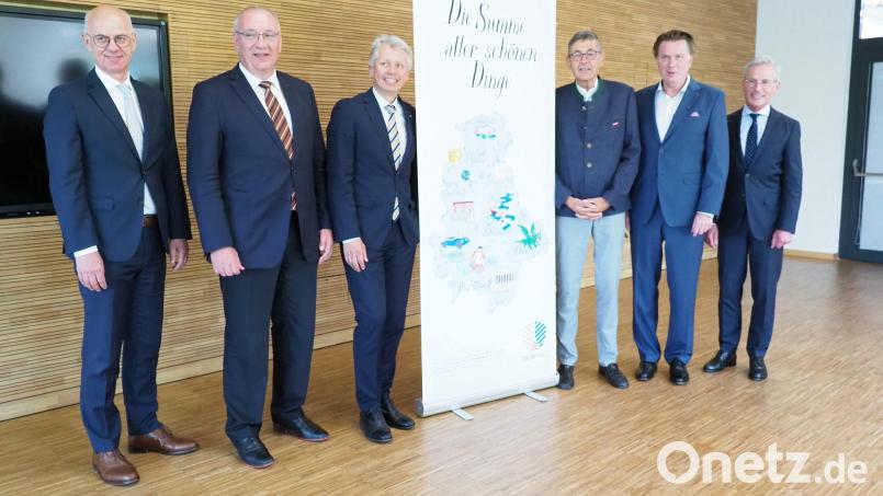 Dem neu gewähltem Vorstand des Oberpfalz Marketing gehören (von links) Walter Jonas, Franz Löffler, Clemens Bulitta, Georg Haber, Jürgen Helmes und Werner Heß an. Bild: Anja Wirth/exb