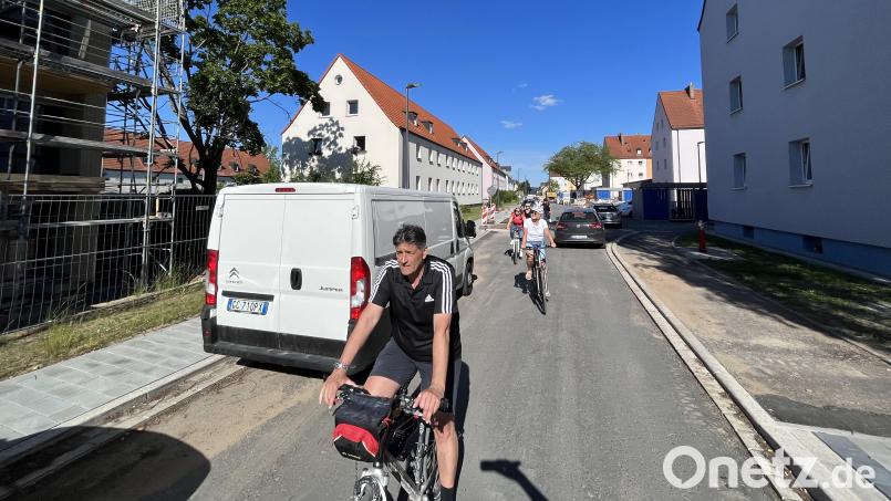 „Ein schönes Wohnviertel wird die Eichendorffstraße, der Mehrfamilienbau des Landkreissiedlungswerks (links) ergänzt die Maßnahme hervorragend“, so Bürgermeister Edgar Knobloch bei der CSU-Sommerradtour, hier unterwegs in der Eichendorffstraße. Bild: mor