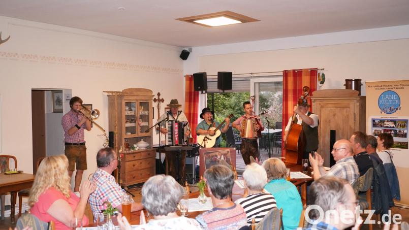 Der Zoiglexpress beim Maler-Michl in Waldthurn: Benny Jung, Richard Wagner, Norbert Fiedler, Basti Bäumler und Bernd Schnappauf (von links). Bild: fvo