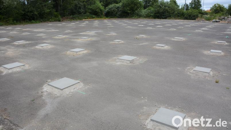 Die Punktfundamente für den Containerbau sind im Boden: Ende Juli sollen darauf über 50 Container aufgestellt werden. Darin wird der Kindergarten Purzelbaum der Lebenshilfe untergebracht, bis der Neubau bezugsfertig ist. Bild: jr