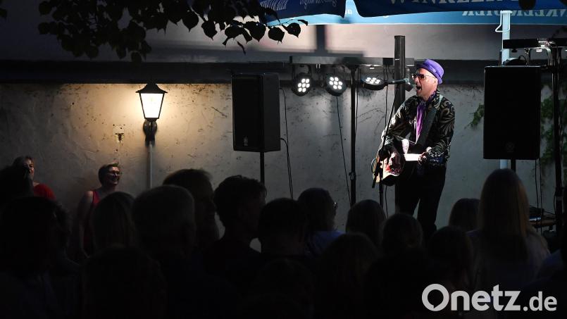 Bei Johnny Gold im Winkler-Biergarten ging es wie an vielen anderen Plätzen während des Altstadtfest-Wochenendes eng zu. Eine Frau verlor dabei ihren Geldbeutel samt Inhalt und bekam ihn wieder zurück. Bild: Petra Hartl