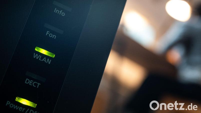 Ein Router, auf dem die LED für W-Lan und DSL leuchten, ist in einer Wohung zu sehen. Foto: Sebastian Gollnow/dpa Symbolbild: Sebastian Gollnow/dpa