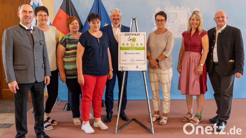 Die Geschäftsführer Michael Steiner (Fünfter von links) und Petra Reil (Dritte von rechts) nahmen mit den Mitarbeiterinnen des Marktladens Manuela Puff (Zweite von links), Petra Wirth (Dritte von links) und Martina Pankotsch (Vierte von links) die Auszeichnung von Hubert Aiwanger (links) entgegen. Mit dabei waren auch Wolfgang Gröll und Simone Lehmann (von rechts) vom Dorfladen-Netzwerk. Bild: StMWi/E. Neureuther
