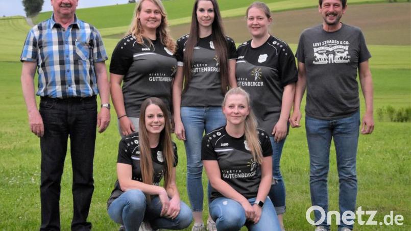 Der SKC Tröbes freut sich über den Aufstieg der Damen in Bezirksoberliga mit Stefanie Kühn, Magdalena Bäumler (vorne, von links), Eva-Maria Pöllmann, Bianca Guttenberger-Morell und Elisabeth Grötsch (hinten, von links). Dazu gratulieren die Vorsitzenden Franz Feneis (links) und Stellvertreter Adolf Hammerl. Bild: gi