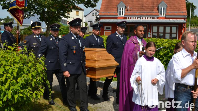 Vorbei am Feuerwehrhaus zog der Trauerzug zum Grab des Pirker Ehrenkommandanten, Robert Baldauf. Bild: kki