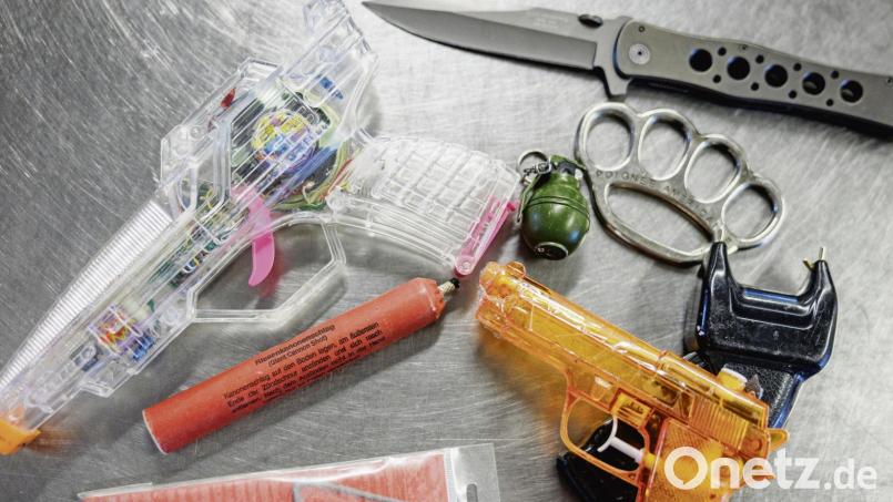 Schlagring, klar. Messer, klar. Wasserpistole? Ja, auch die darf nicht ins Handgepäck. Denn sie gilt als waffenähnlicher Gegenstand. Bild: Axel Heimken/dpa