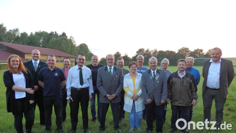 Das neue gewählte Vorstandsteam der Schützengesellschaft Edelweiß und die Ehrengäste stellen sich zum Foto auf. Von links: Lena Schedl, Gauschriftführer Florian Greil, Rainer Schmidkonz, Jürgen Fischer, Alois Seitz, Helmut Gleißner, Alfons Weiß, Thomas Richtmann, Beate Daubitzer, Christian Friedl, Schützenmeister Josef Schedl, Anton Franz, Hermann Lobinger, Edmund Frank und Zweiter Bürgermeister Michael Schedl. Bild: Schützengesellschaft Edelweiß/exb
