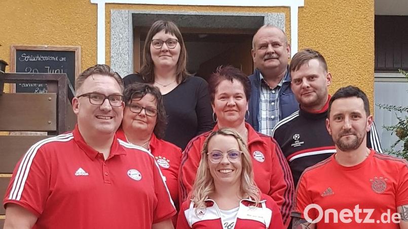 Zum Vorstand des Fanclubs gehören (vorne, von links) Patrick Kopp Jennifer Kopp, Matthias Fischer, (zweite Reihe, von links) Anita Beyerlein, Elke Hagerer, Joachim Beyerlein, (hinten, von links) Andrea Donhauser und Walter Beyerlein. Bild: exb
