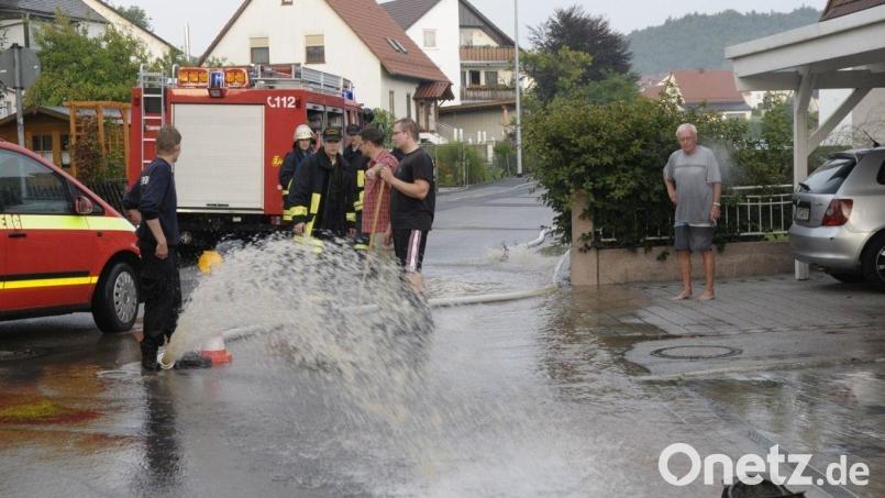Bei Starkregen, der immer häufiger vorkommt, sind in vielen Gemeinden die Abwasserleitungen überfordert. So kommt es zu Überschwemmungen und Feuerwehreinsätzen. In Stulln will man dieses Problem nun aktiv angehen. Symbolbild: Hartl