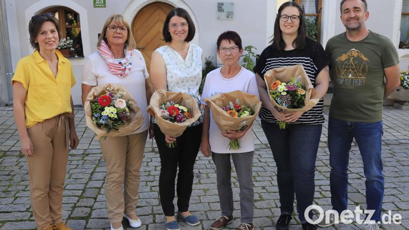 Das Bild zeigt (mit Blumen) Anita Butz, Gabi Koller, Edith Sgodzaj und Lena Mitterer sowie Georg Hösl, Kuratoriumsvorsitzender. Bild: Kurt Stangl / exb