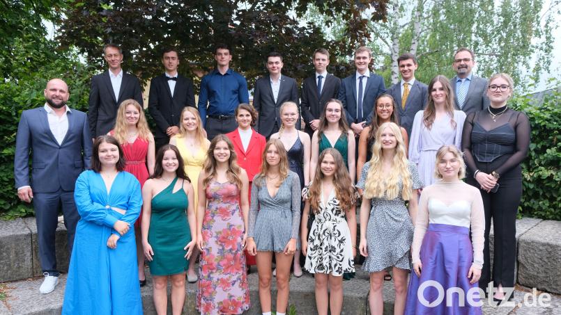 Große Freude herrschte am Erasmus-Gymnasium Amberg über das überdurchschnittliche gute Abiturergebnis. Im Namen der Schule wünschten die Oberstufenkoordinator Andreas Wenkmann (links oben) und Stefan Sehnke (links) sowie Schulleiter Christian Weiß-Mayer (rechts oben) weiterhin alles Gute. Bild: usc