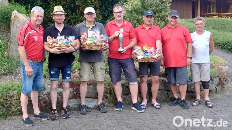 Vorsitzender Michael Zinkl (links) und Schiedsrichter Georg Wilhem (rechts) gratulierten den siegreichen Mannschaften zum hart erkämpften Erfolg Bild: Susanne Gschrey