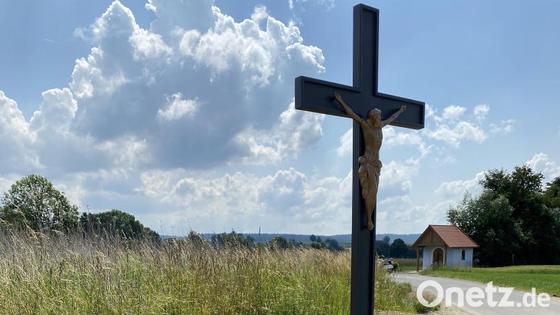 Der Granitstein in Lennesrieth hat wieder ein Kreuz. Bild: fvo