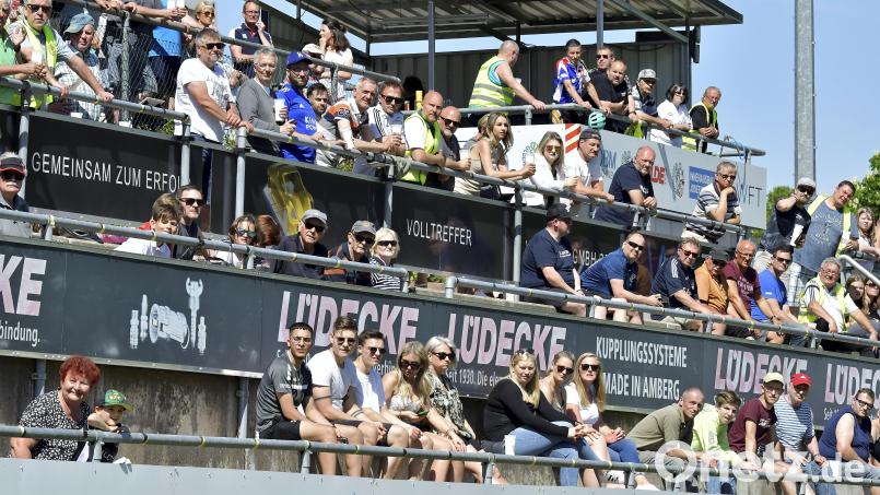 Imposante Zuschauerkulisse bei der DJK Gebenbach: So könnte es am Freitag, 15. Juli, aussehen, wenn Aufsteiger SpVgg SV Weiden kommt. Archivbild: Hubert Ziegler
