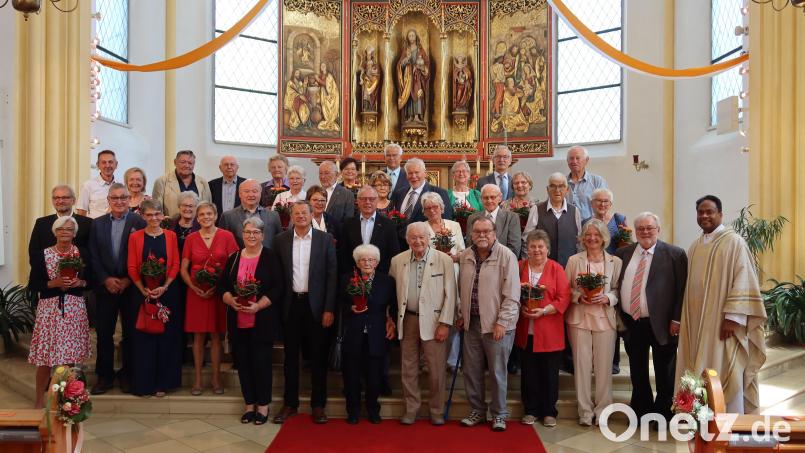 19 Paare, die 2022 ein Ehejubiläum feiern, folgten der Einladung der Pfarrei Herz Jesu Rosenberg zu einem Dankgottesdienst mit Pfarrer Saju Thomas (rechts). Bild: Richard Beer
