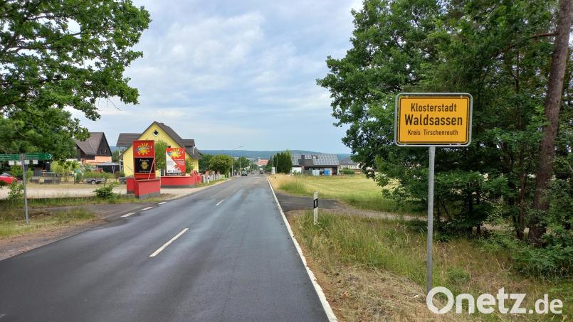 Die Pfaffenreuther Straße in und aus Richtung Waldsassen ist seit Freitag wieder für den Verkehr geöffnet. Bild: Stadt Waldsassen/exb