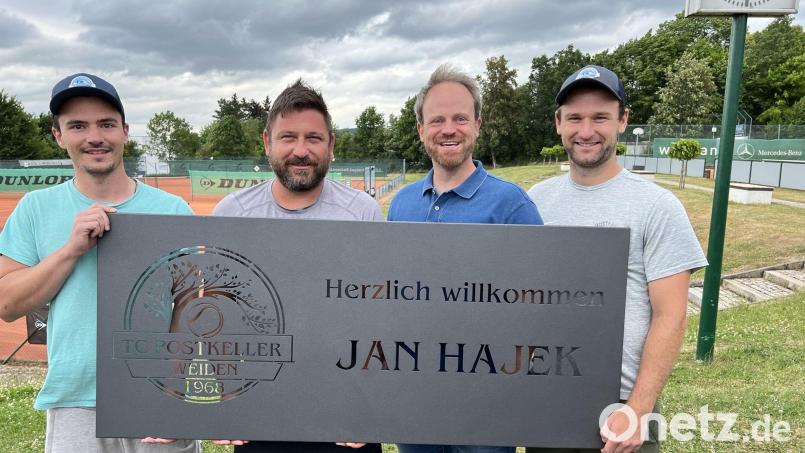 Herzlich willkommen beim TC Postkeller: (von links) 2. Vorsitzender Maximilian Schaller, Jan Hajek, 1. Vorsitzender Heiko Hauer, Sportvorstand Leo Gomez. Bild: Heiko Hauer