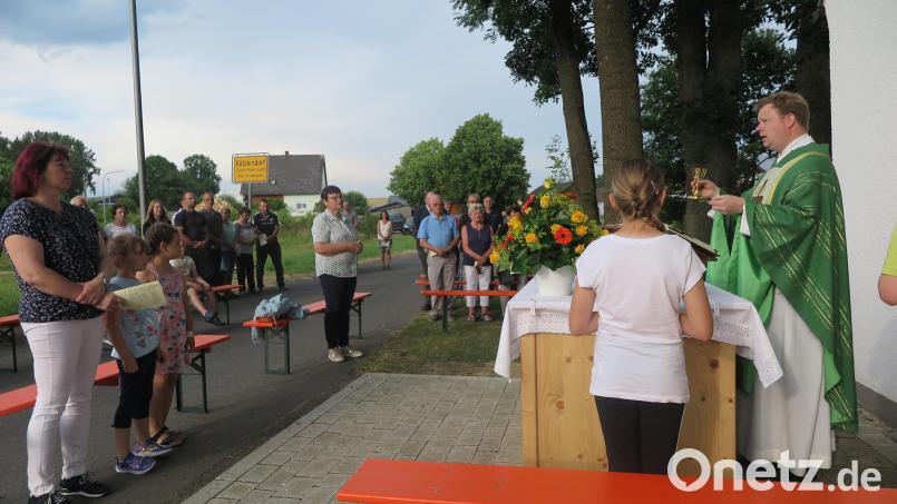 Stadtpfarrer Thomas Kraus zelebrierte die Stiftmesse vor der Haunritzer Kapelle. Bild: jzk