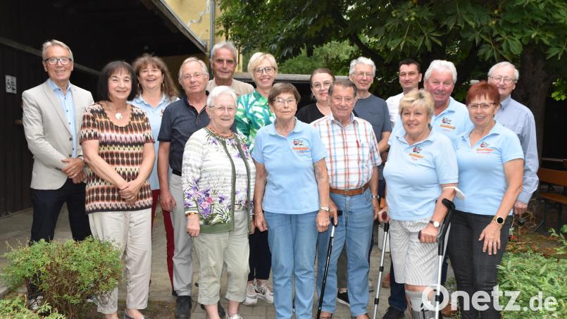 Das ist die neue Führung der &quot;Freunde des Stadtbads&quot; um Vorsitzenden Hans Forster . Ebenfalls im Bild sind die Ehrengäste wie Hans-Jürgen Rudnik (rechts). Bild: hcz