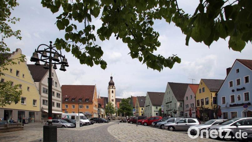 Ein langer Festzug mit über 2000 Teilnehmern führt am Sonntag zum Abschluss des Nordgautags durch Schwandorf. Archivbild: Götz