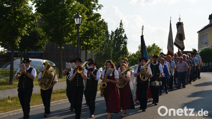 Mit einem Festzug leiten die Altenstädter den Festtag zum Kirchenpatrozinium ein. Die Waldthurner Trachtenkapelle führt den Zug mit musikalischen Klängen an. Bild: dob