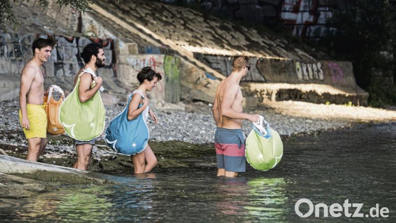 Auf zum „Schwumm“: An heißen Sommertagen pilgern die Basler zum Rhein. Bild: Markus Buehler/Sitzerland Tourism/dpa