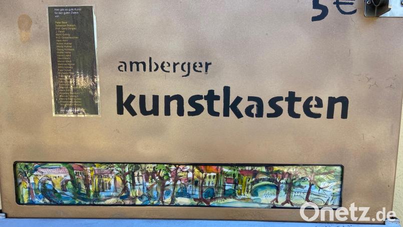 Den Amberger Kunstkasten in der Schiffgasse ziert jetzt ein eigenes Kunstwerk. Es kann ebenso gekauft werden wie die Werke der Künstler, die für fünf Euro pro Stück aus dem umgebauten Zigarettenautomaten gezogen werden können. Bild: ass