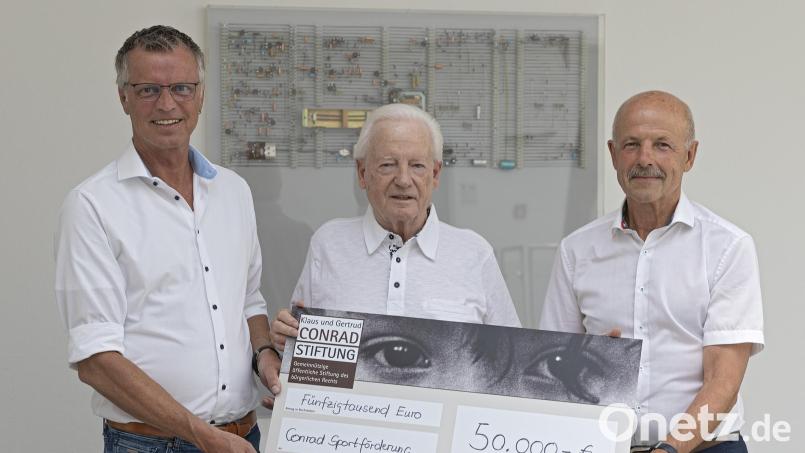 Zur Unterstützung der Sportvereine in diesem Jahr durch die Conrad-Sportförderung überreichte Klaus Conrad (Mitte) einen Scheck der Klaus-und-Gertrud-Conrad-Stiftung in Höhe von 50.000 Euro an den Schatzmeister, Bürgermeister Hermann Falk (links), und an den ehrenamtlichen Geschäftsführer, Günter Simmerl (rechts). Bild: Michael C. Geiss/exb