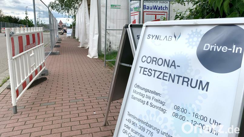 Laut Aufsteller hat das Corona-Testzentrum am Festplatz an der Conrad-Röntgen-Straße auch samstags und sonntags geöffnet. Doch am Pfingstsonntag war trotzdem geschlossen. Bild: Gabi Schönberger