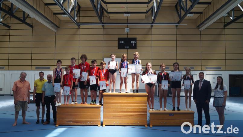 Die Stadtmeisterschaften im Gerätturnen trug der TuS Mitterteich in der Mehrzweckhalle aus. Im Bild die erfolgreichsten Teilnehmerinnen und Teilnehmer mit (von links) TuS-Präsident Anton Bauernfeind, BLSV-Kreisvorsitzendem Andreas Malzer sowie Stadtverbandsvorsitzendem Peter Haibach sowie (von rechts) Abteilungsleiterin Carmen Reif und Bürgermeister Stefan Grillmeier. Bild: jr