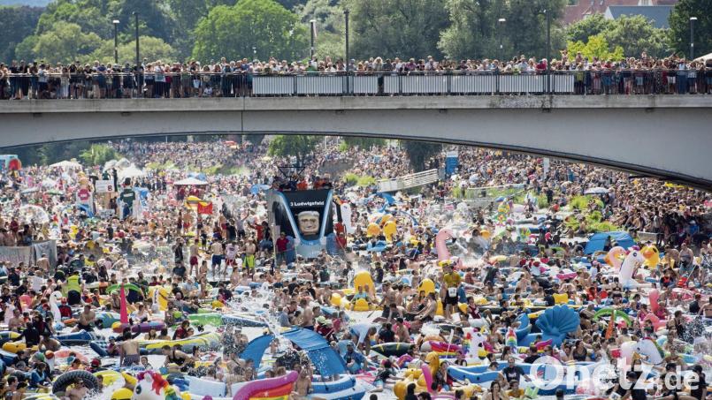 Buntes Treiben in Ulm: Beim „Nabada“, dem Hinunterbaden, wird es voll auf der Donau. Bild: Stefan Puchner/dpa