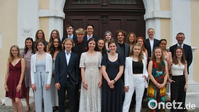 Die 21 Abiturientinnen und Abiturienten des Max-Reger-Gymnasiums, die eine Eins vor dem Komma haben. Es gratulierten Schulleiter Georg Meyer (ganz rechts) und 
Oberstufenkoordinatorin Angela Ziegler (links hinten). Bild: gsp