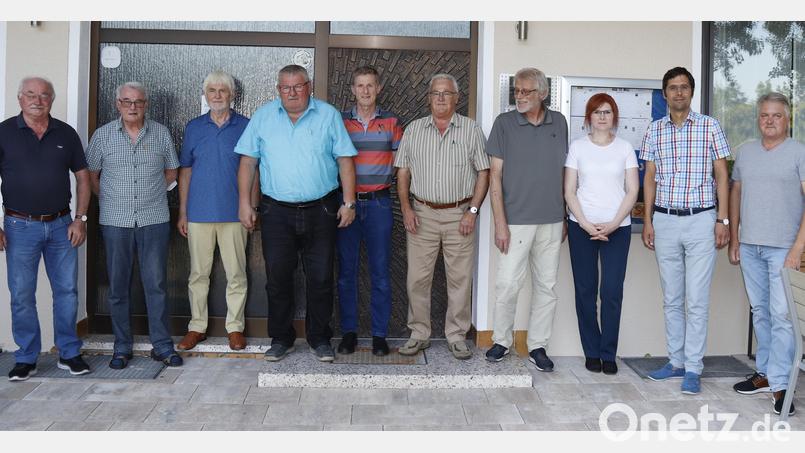 Die Führungsriege der Haus- und Grundbesitzer nach der Neuwahl: (von links) Hans Dotzler (Schatzmeister), Erich Neumüller (Beisitzer), Günter Zagel (Beisitzer), Lother Köstler (Vorsitzender), Hans-Werner Pillhofer (Beisitzer), Werner Moises (Revisor), Werner Hedrich (Beisitzer), Bianca Sommer (Beisitzerin), Andreas Taubmann (stellvertretender Vorsitzender) und Franz Kogelbauer (Beisitzer). Bild: mfh