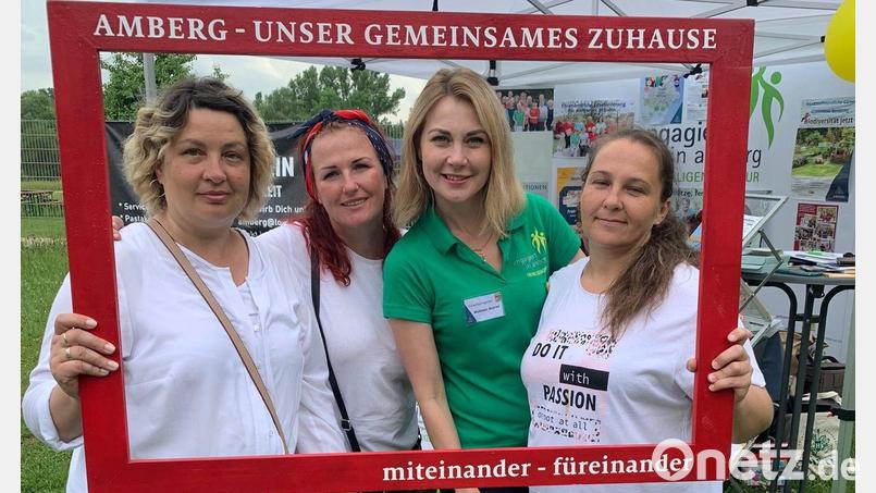 Flüchtlinge und Helferin posieren im Rahmen „Amberg - unser gemeinsames Zuhause“ (von links): Melnyk Tetiana, Tsedilo Kateryna, Nadine Murshel von der Freiwilligenagentur und Buzyla Yuliia. Bild: Elisabeth Triller, Stadt Amberg/exb