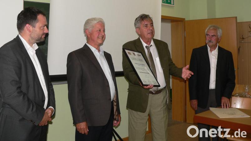 Eine Ehrenurkunde als &quot;Ost-West-Brückenbauer&quot; erhielt Übersetzer Vladimir Vaclav Vasicek (zweiter von rechts). Es gratulierten Bürgermeister Sebastian Hartl (links), Peter Czommer, und Altbürgermeister Dr. Karl-Heinz Preißer. Bild: mh