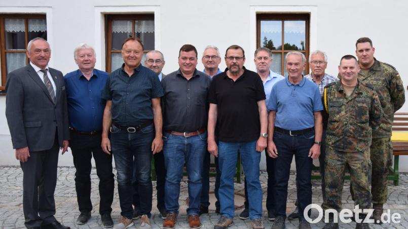 Bei der Jahreshauptversammlung der Reservistenkameradschaft Schmidmühlen wurde ein neuer Vorstand gewählt (von links): stellvertretender. Landesvorsitzender Werner Gebhard, Paul Böhm und der neue Vorsitzende Karl Fochtner. Bild: bö