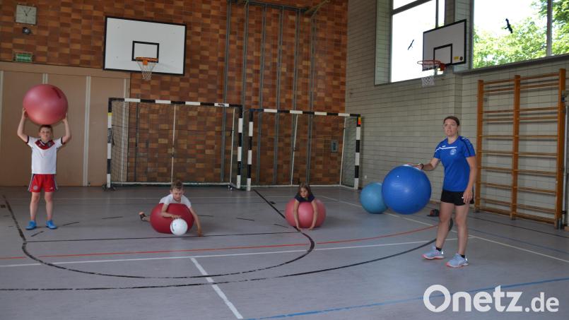 Ballspiele in der kühlen Turnhalle unter der Leitung von Daniela Gissibl gefallen den Kindern. Bild: gi
