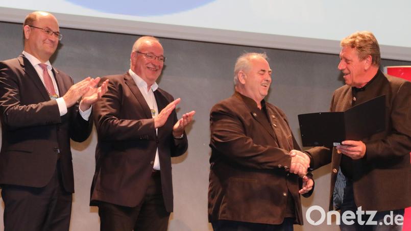 Wolpertinger-Vorsitzender Josef Beer (rechts) ernannte seinen Vorgänger Otto Karl (Zweiter von rechts) zum Ehrenpräsidenten. Heimatminister Albert Füracker (liinks) und Bezirkstagspräsident Franz Löffler (Zweiter von links) gratulierten. Archivbild: Götz