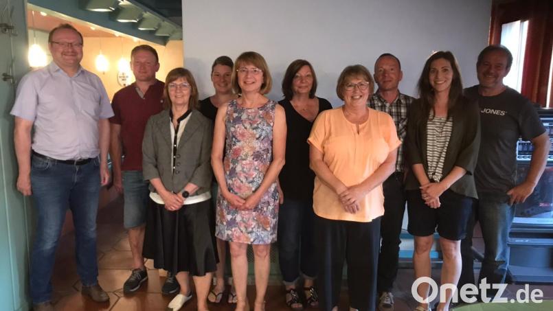 Der neue Vorstand und Offizielle: (hinten, von links) Uwe König, Hubert Kohl, Bianca Köhler, Karin Schulz, Werner Luber und Reinhard Seidl sowie (vorne, von links) Renate Kreuz, Erika Urban, Heidi Wisneth und Daniela Dehling. Bild: Daniela Dehling