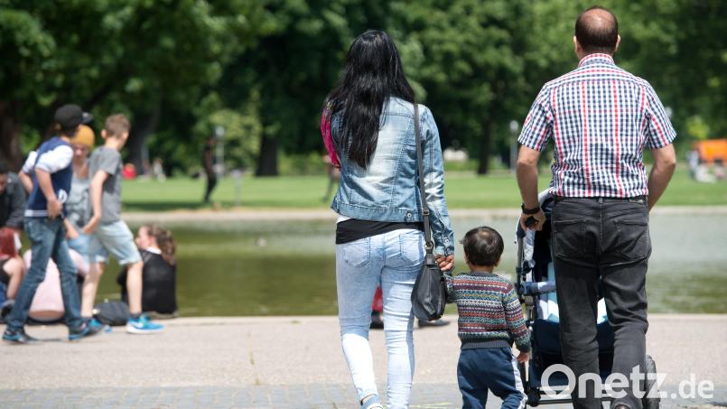 Die Arbeitsagentur Weiden geht neue Wege: Sie will an Spielplätzen aktiv auf junge Familien zugehen und diese über den Wiedereinstieg in den Beruf beraten. Symbolbild: Sebastian Kahnert/dpa