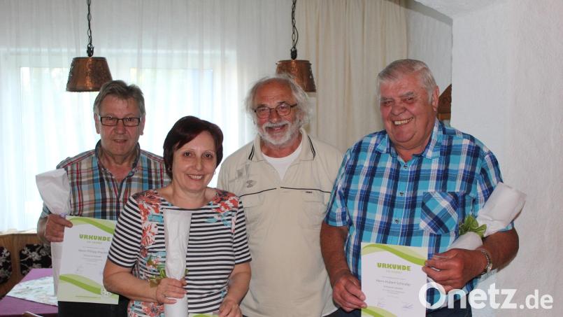 Das Bild zeigt (von links) die Geehrten Philipp und Ilona Prechtl (40 Jahre), FGV-Vorsitzenden Martin Exner und Hubert Schindler (50 Jahre). Bild: soj