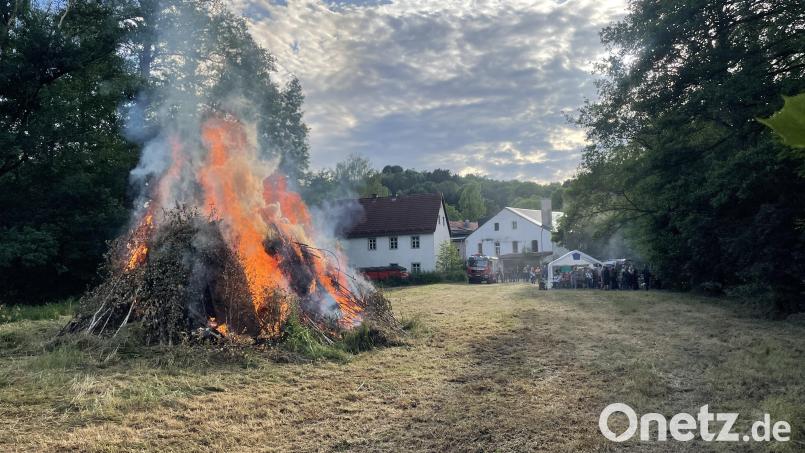 Die Katholische Jugend Pleystein lud nach zweijähriger Pause wieder zum Johannisfeuer an der Pingermühle ein. Bild: bey