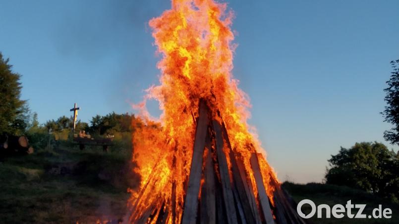 In Tännesberg thronte das Johannisfeuer am Samstag hoch droben auf dem Schlossberg. Bild: rfi