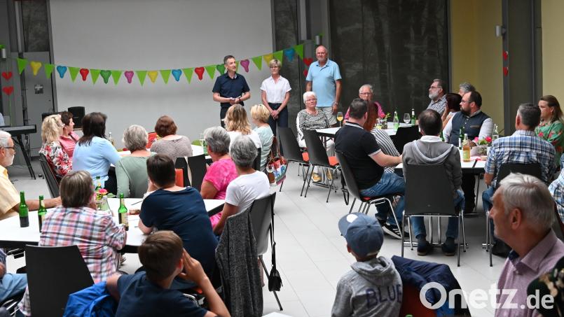 Mit einem kalten Büfett bedankte sich die Gemeinde Ursensollen bei ihren „Nachbarn mit Herz“. Beim ins Atrium verlegten Sommerfestes unterstrichen (stehend, von links) Albert Geitner, Barbara Hernes und Norbert Schmid das ehrenamtliche und nachbarschaftliche Engagement der Ursensollener Bürger. Bild: gf