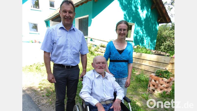 Zum 80. Geburtstag konnte Josef Elsner auch die Glückwünsche von 3. Bürgermeister Norbert Auer entgegennehmen. Im Bild der Jubilar zusammen mit Norbert Auer und Tochter Astrid. Bild: hm